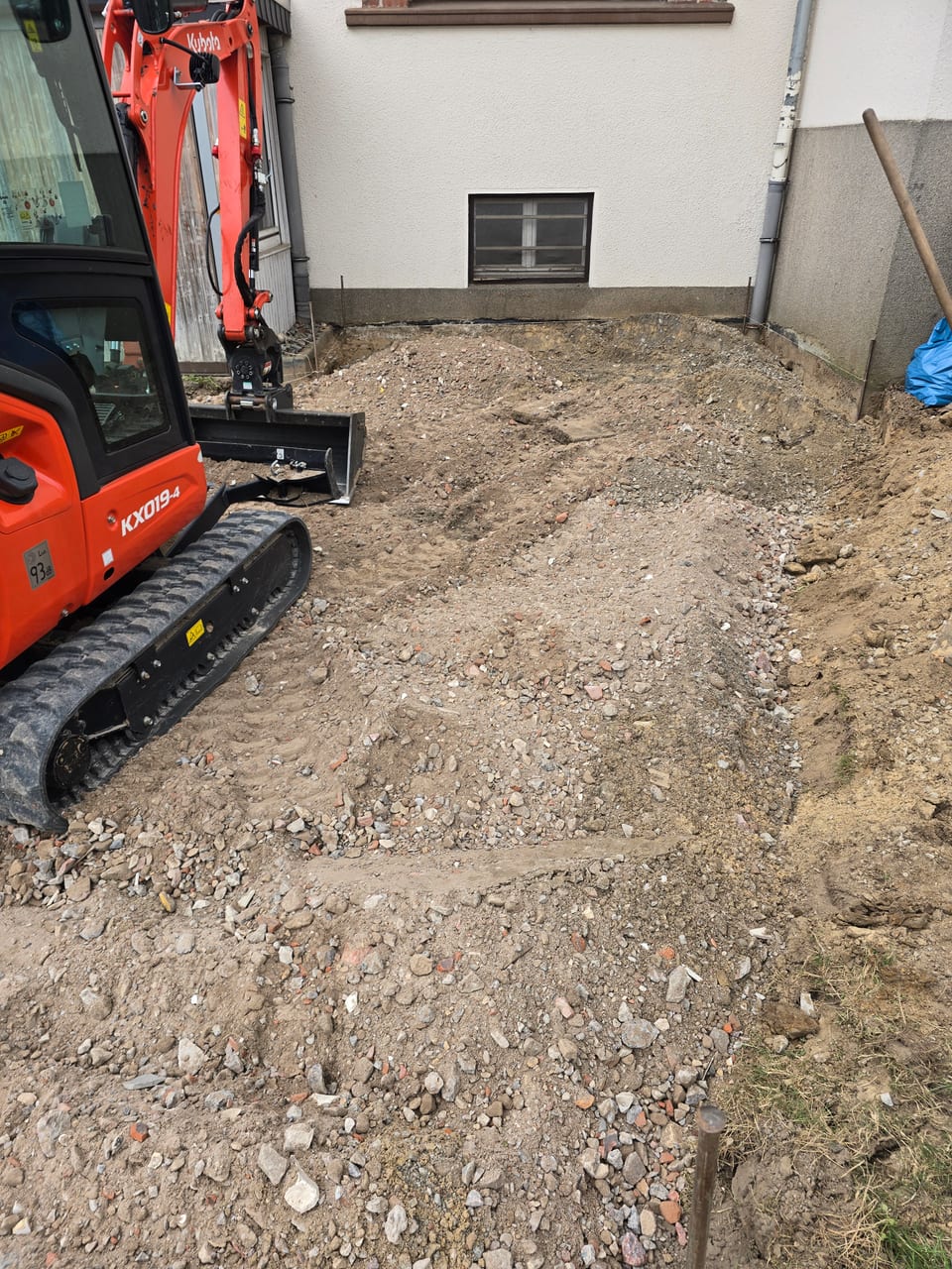 Baggerarbeiten in Bielefeld - ausgehobenes Kiesbett am Hausfundament