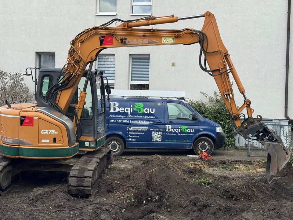 Baggerarbeiten in Bielefeld - Minibagger und Firmenfahrzeug von Beqi Bau auf der Baustelle