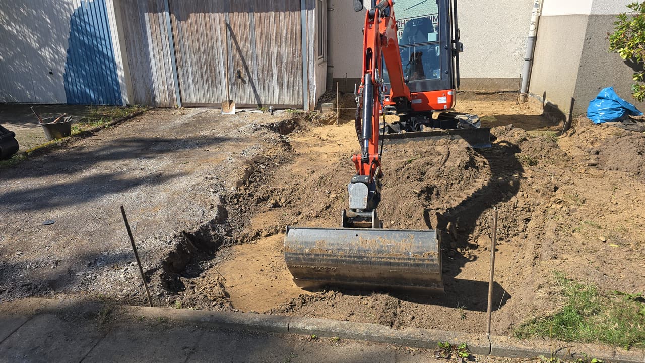Baggerarbeiten in Bielefeld - Minibagger bei Erdarbeiten vor der Garage