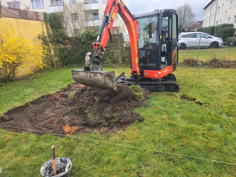 Baggerarbeiten in Bielefeld - Minibagger beim Rasenabtrag für eine neue Fläche
