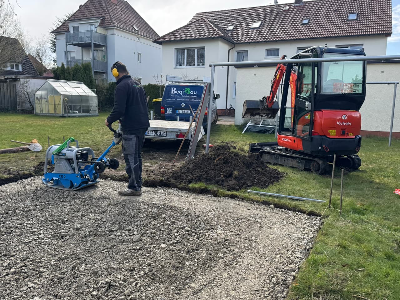 Baggerarbeiten in Bielefeld - Beqi Bau Team mit Minibagger und Rüttelplatte im Einsatz