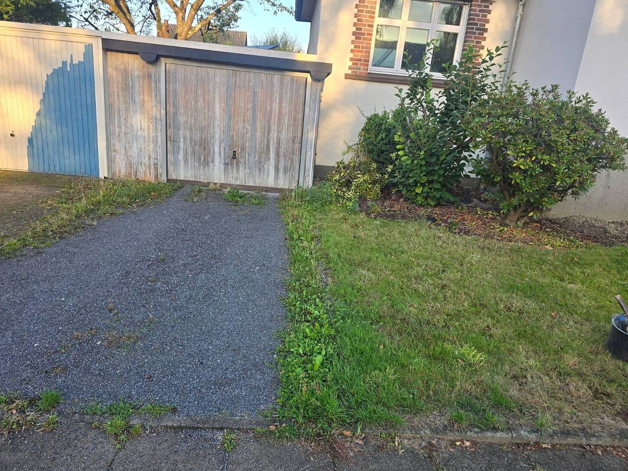Vorher: verkrautete Splittfläche vor der Garage, daneben ein Rasenstreifen bis zur Hauswand