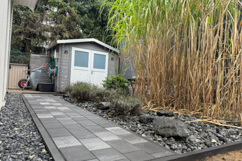 Gartenweg in Bielefeld mit Betonsteinen und Zierkies - professionelle Ausführung