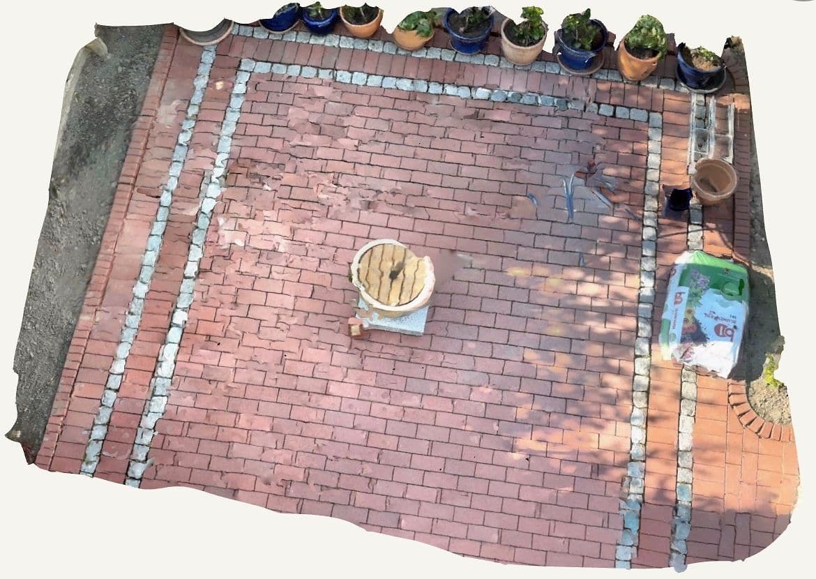 3D-Scan der Ausgangslage: Klinkerterrasse mit Granitbändern von oben, der abgesackte Bereich ist als Verformung zu erkennen