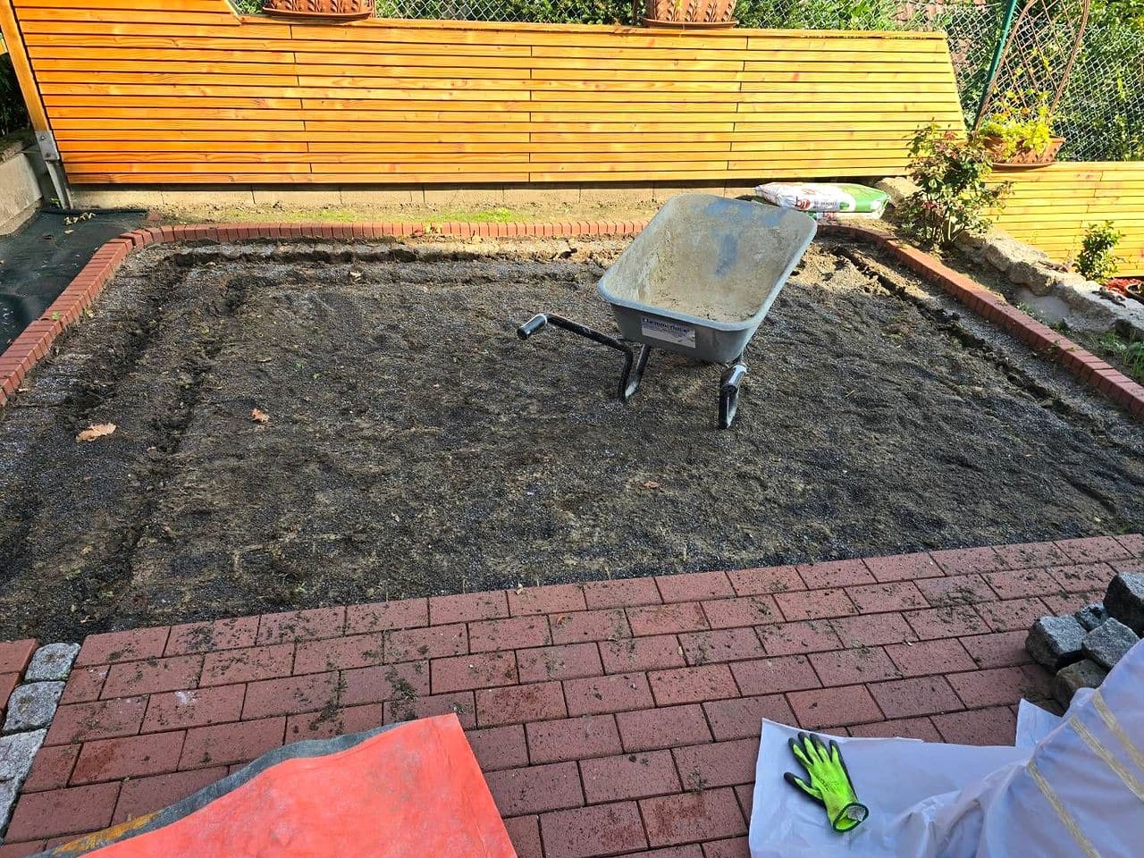 Der abgesackte Teil ist aufgenommen, der Unterbau liegt frei, außen steht bereits die neue Rollschicht