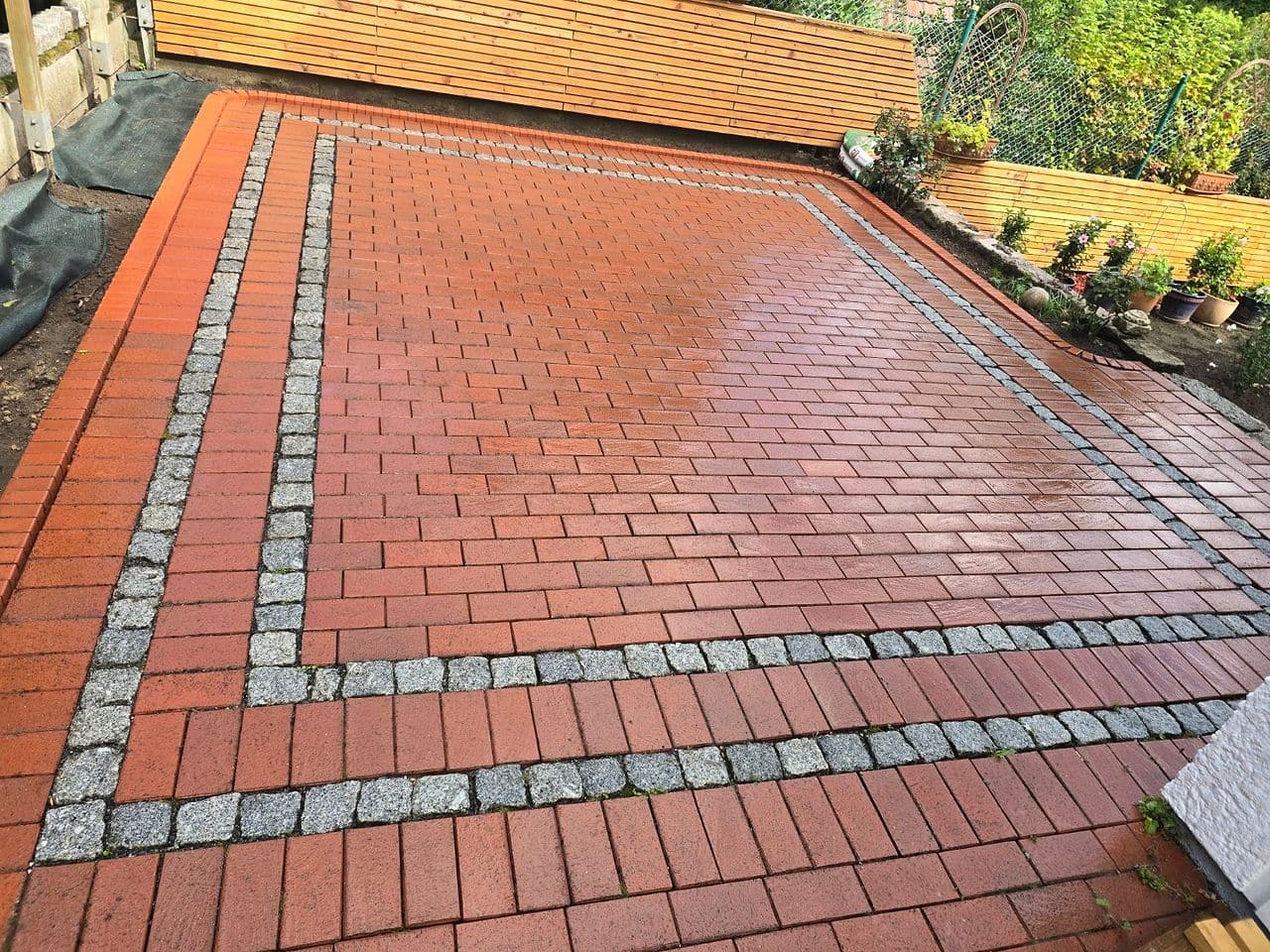 Reparierte Klinkerterrasse mit doppelten Granitbändern