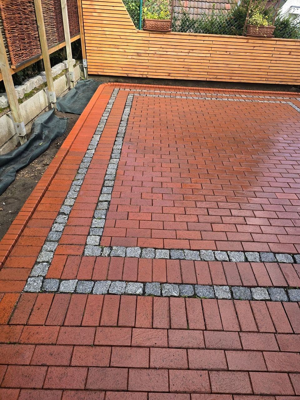 Detail: Klinker im Läuferverband, dazwischen die Granitbänder, außen die neue Klinker-Rollschicht