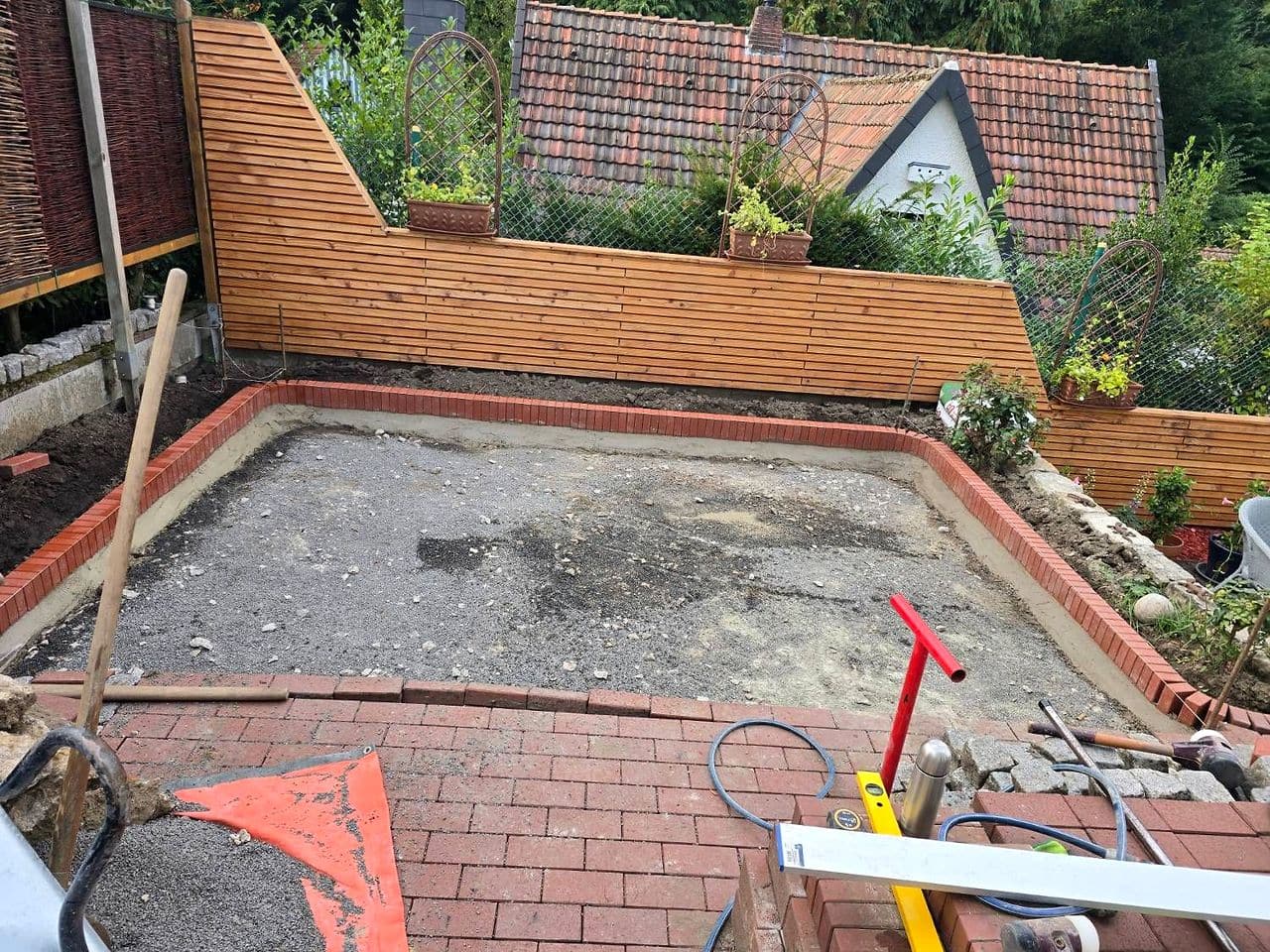 Neue Klinker-Rollschicht in Beton gesetzt, dazwischen der neu aufgebaute und verdichtete Unterbau