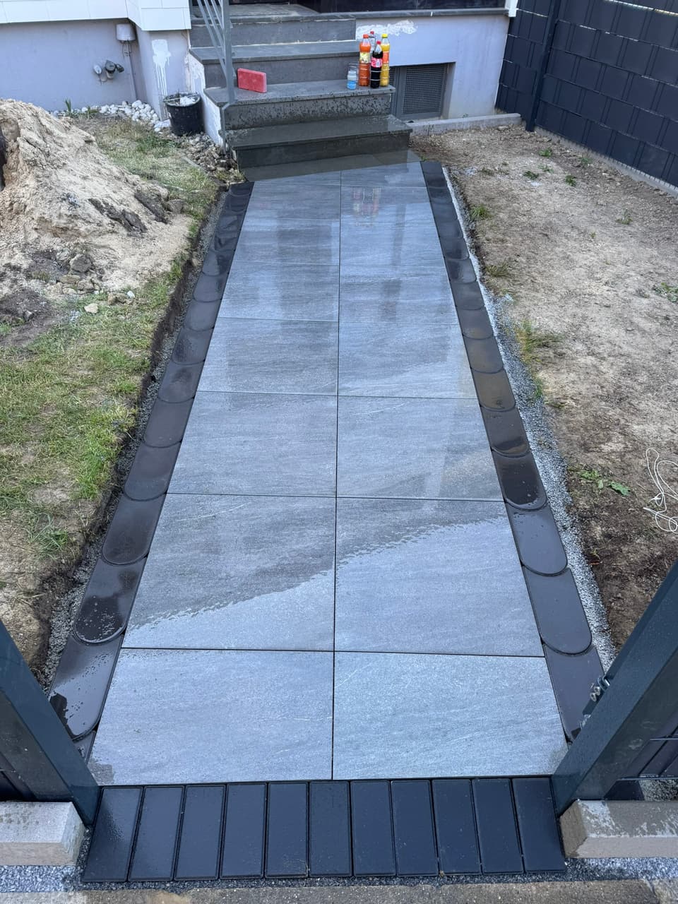 Pflasterarbeiten in Bielefeld - gepflasterter Gartenweg vom Tor zum Hauseingang