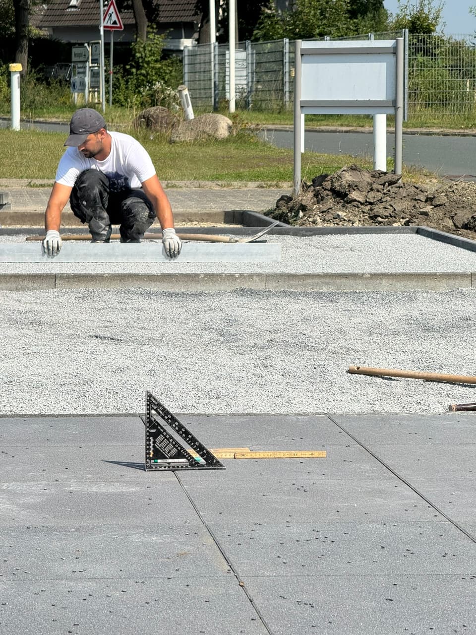 Pflasterarbeiten in Bielefeld - Verlegung von Großformatplatten auf der Baustelle