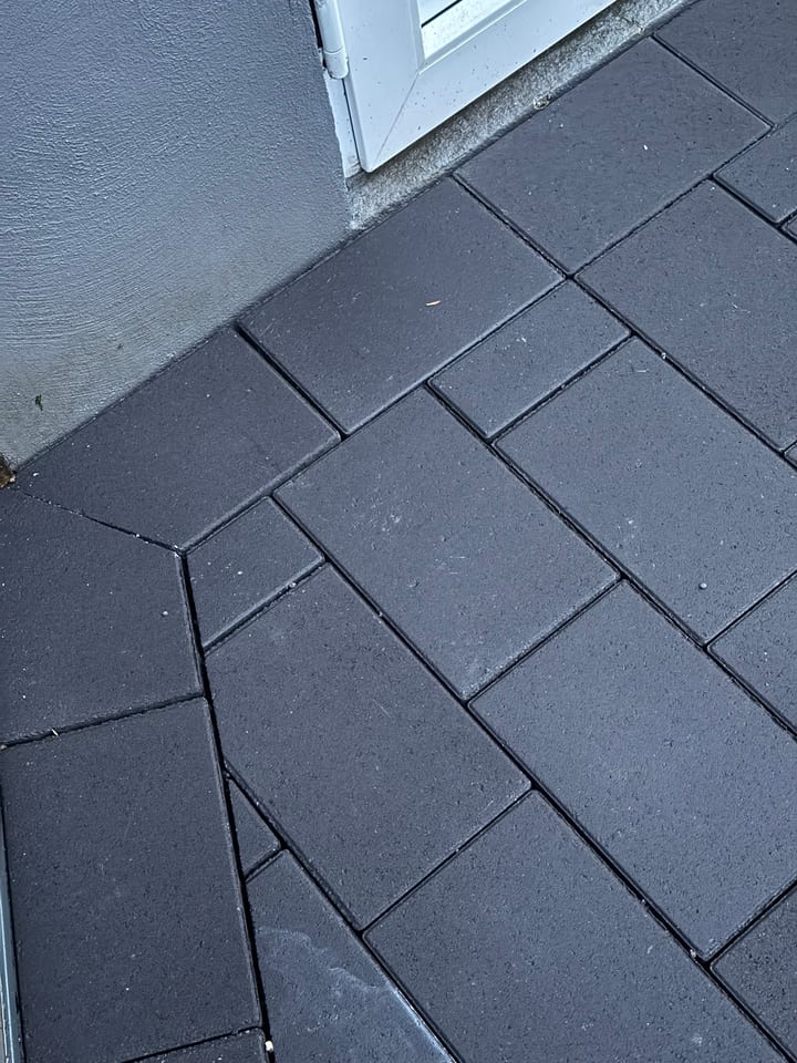 Pflasterarbeiten in Bielefeld - passgenau zugeschnittenes Pflaster an der Hauswand