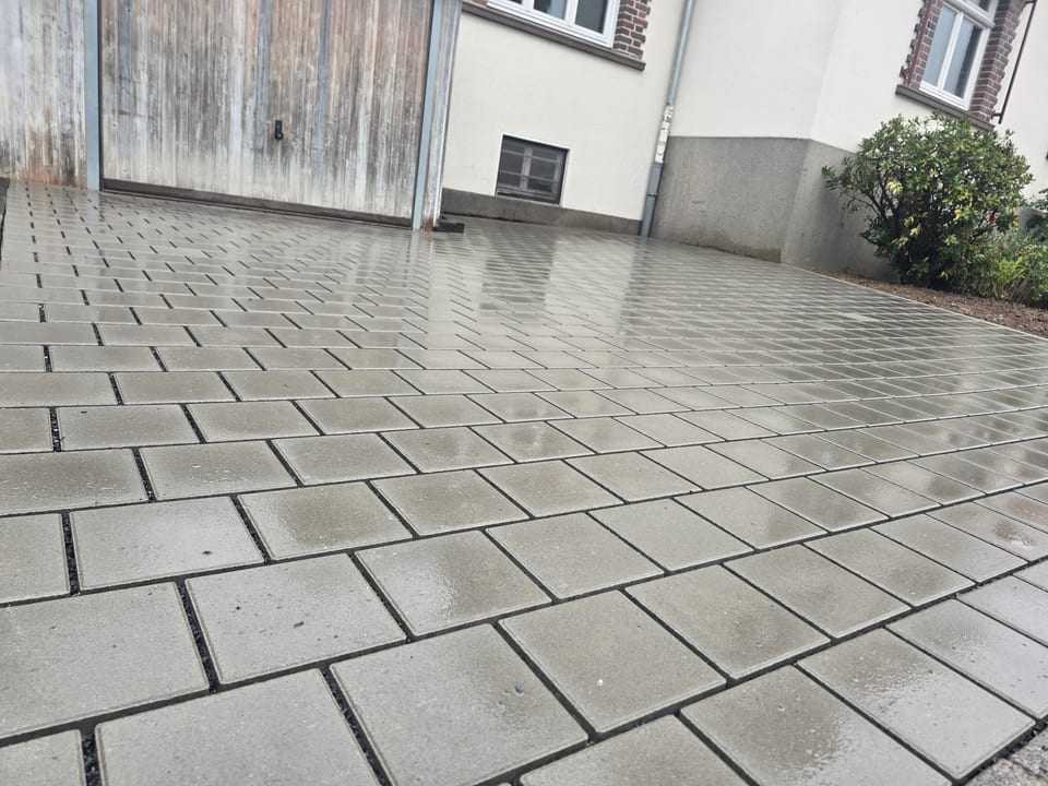 Pflasterarbeiten in Bielefeld - gepflasterte Hofeinfahrt vor der Garage