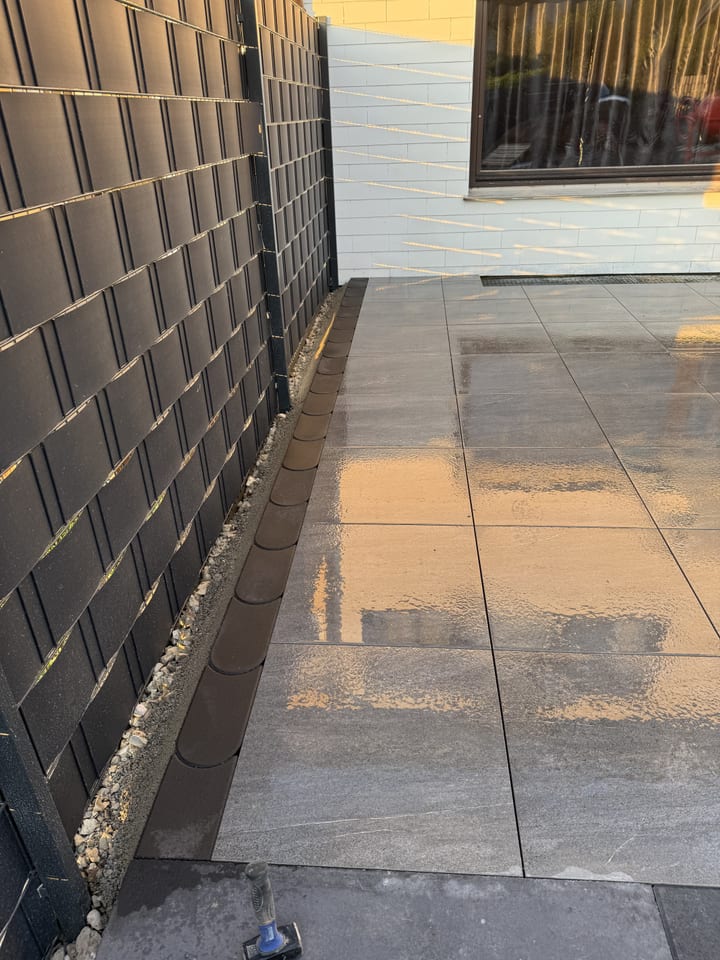 Terrassenbau in Bielefeld - Großformatplatten neben Sichtschutzzaun