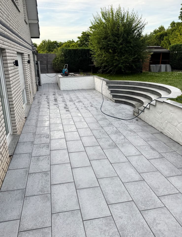 Terrassenbau in Bielefeld - große Terrasse mit geschwungener Treppenanlage