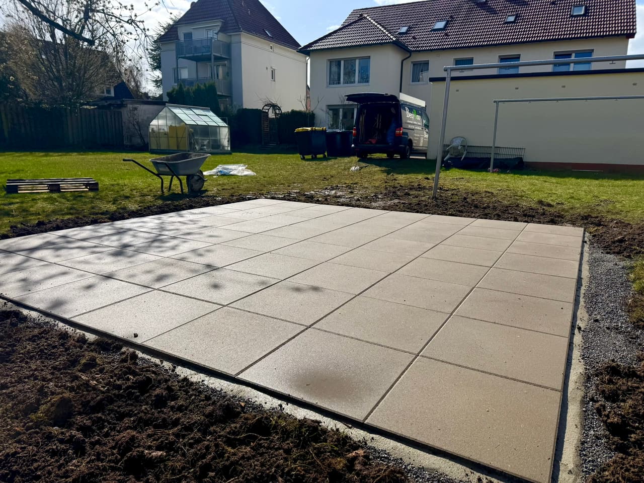Moderne Terrasse in Bielefeld aus hellgrauen Großformatplatten