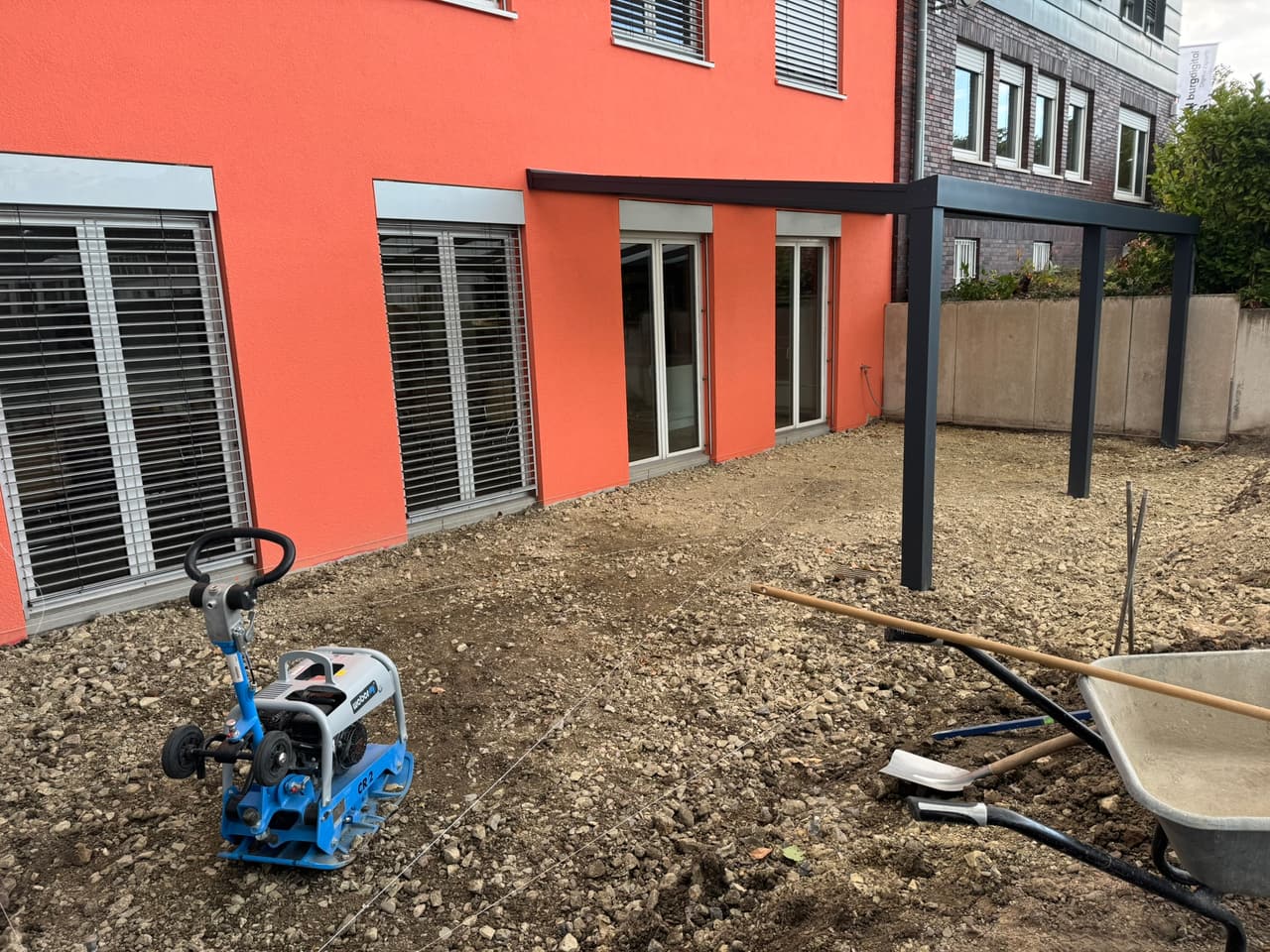 Vorher: vorbereitete Schotterfläche für die neue Terrasse unter der Pergola in Bielefeld