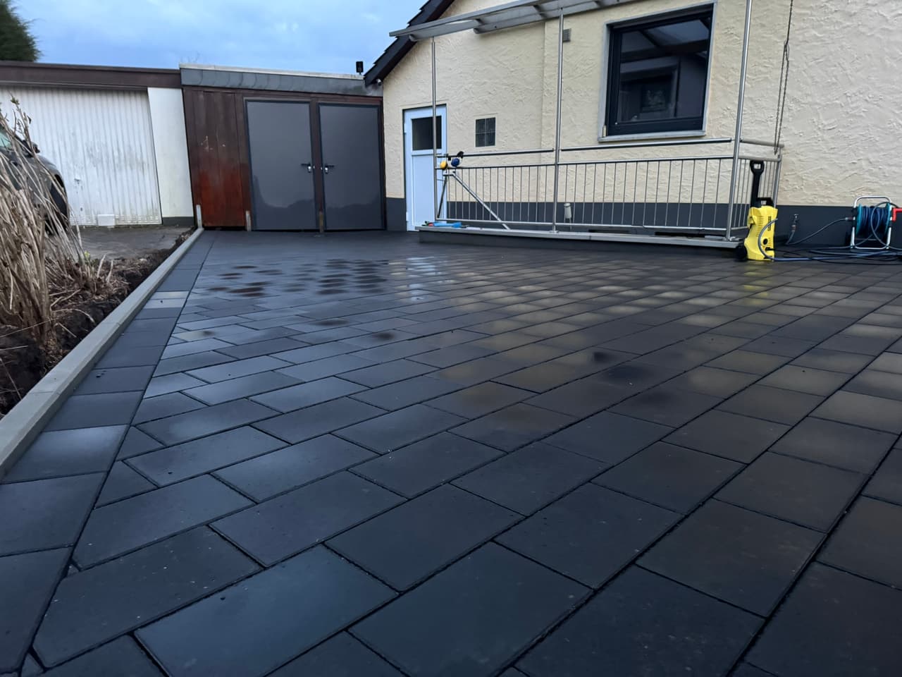 Terrassenbau in Bielefeld - Terrasse mit dunklen Großformatplatten