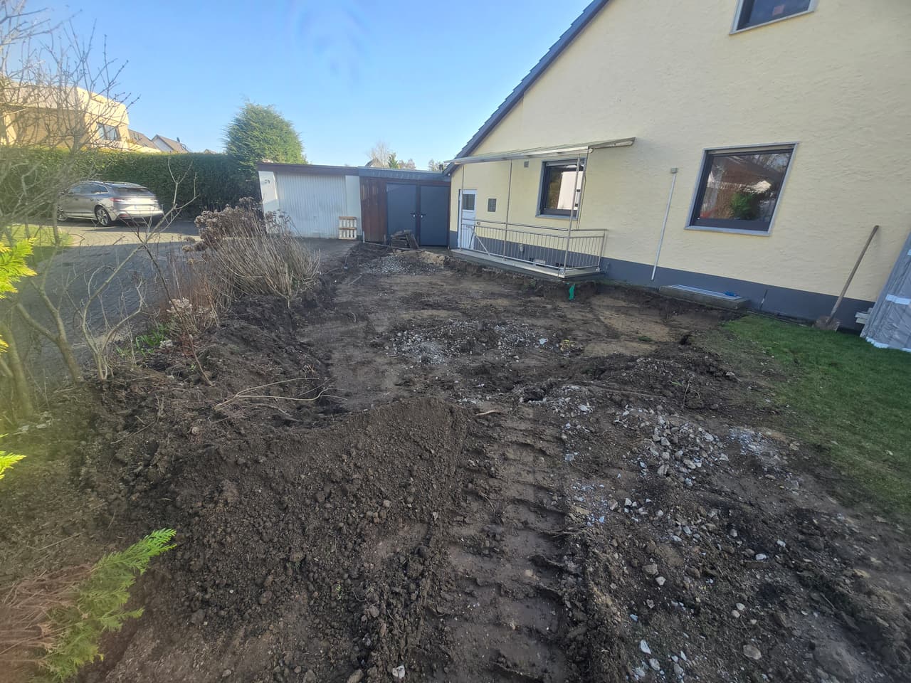 Vorher: unbefestigte Erdfläche hinter dem Haus vor dem Pflastern in Bielefeld