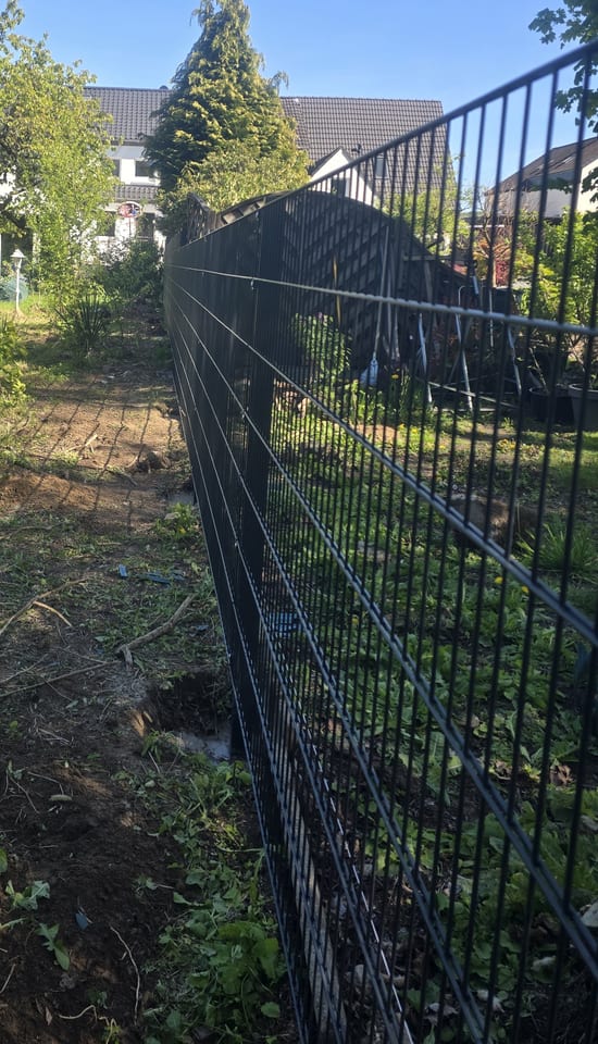 Zaunbau in Bielefeld - Doppelstabmattenzaun an der Grundstücksgrenze zwischen zwei Gärten